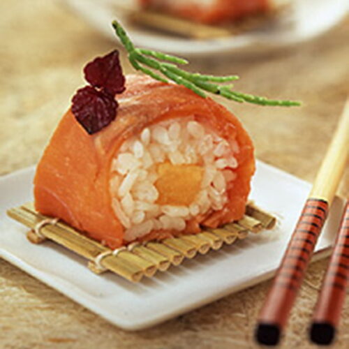 Salmón rojo en sushi con arroz japonés y melón cantalupo